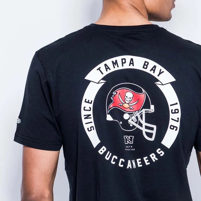 majice-kratki-rukav-crna-helmet-tampa-bay-buccaneers-nfl-new-era