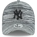 kapa-zaobljena-siva-snapback-ajustable-9forty-engineered-fit-new-york-yankees-mlb-new-era
