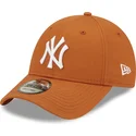 kapa-zaobljena-smeda-podesiv-9forty-league-essential-new-york-yankees-mlb-new-era