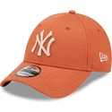 kapa-zaobljena-narancasta-podesiv-9forty-league-essential-new-york-yankees-mlb-new-era
