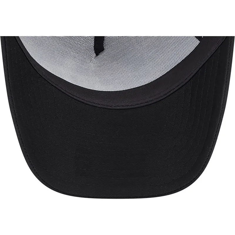 kapa-zaobljena-crna-snapback-a-frame-coyote-y-correcaminos-looney-tunes-new-era