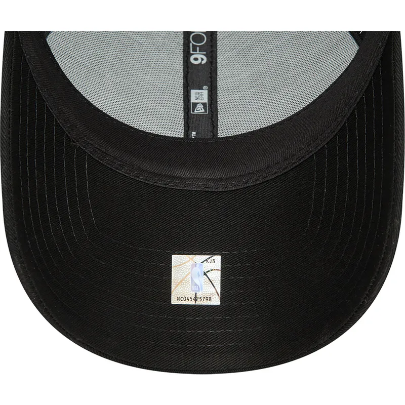 kapa-zaobljena-crna-podesiv-9forty-metallic-badge-chicago-bulls-nba-new-era kapa-zaobljena-crna-podesiv-9forty-metallic-badge-chicago-bulls-nba-new-era