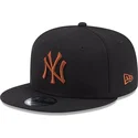 kape-ravna-crna-snapback-marron-9fifty-league-essential-new-york-yankees-mlb-new-era