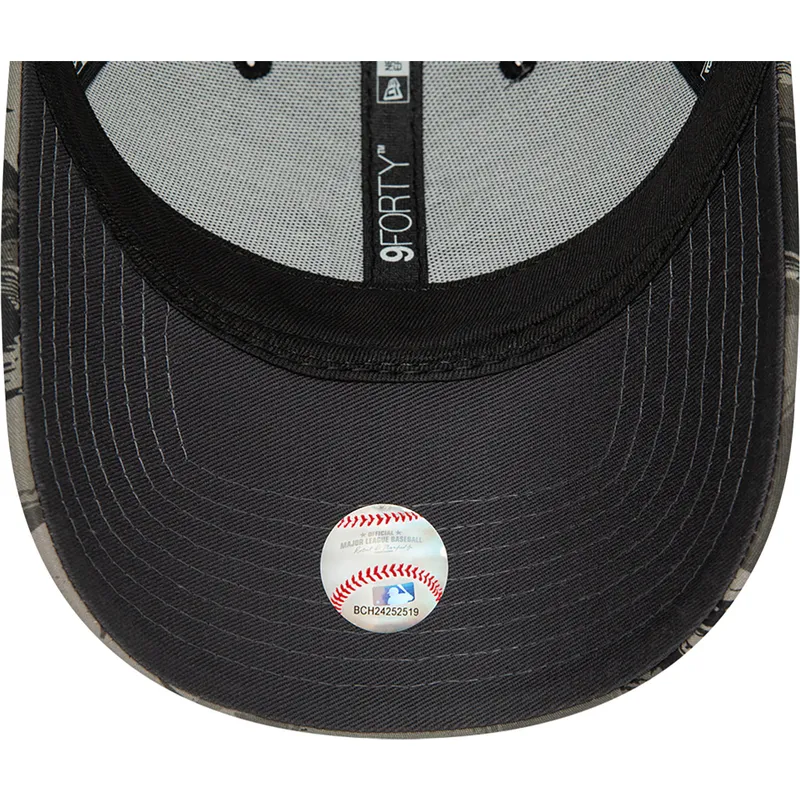 kapa-zaobljena-maskirni-podesiv-9forty-all-over-print-painted-new-york-yankees-mlb-new-era
