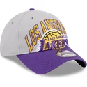kapa-zaobljena-siva-podesiv-9twenty-tip-off-2023-los-angeles-lakers-nba-new-era