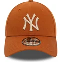 new-era-curved-brim-9forty-league-essential-new-york-yankees-mlb-brown-adjustable-cap-with-beige-logo