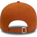 new-era-curved-brim-9forty-league-essential-new-york-yankees-mlb-brown-adjustable-cap-with-beige-logo