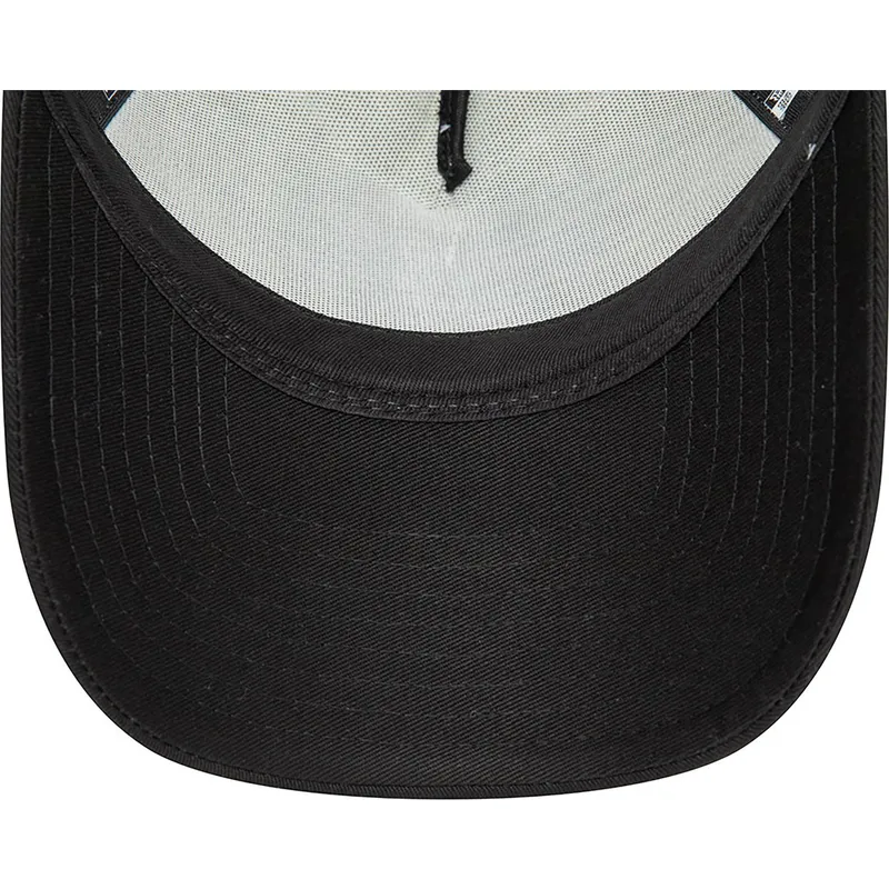 kapa-zaobljena-crna-snapback-a-frame-character-bugs-bunny-y-pato-lucas-looney-tunes-new-era