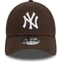 kape-zaobljena-smeda-podesiva-traka-9forty-league-essential-new-york-yankees-mlb-new-era
