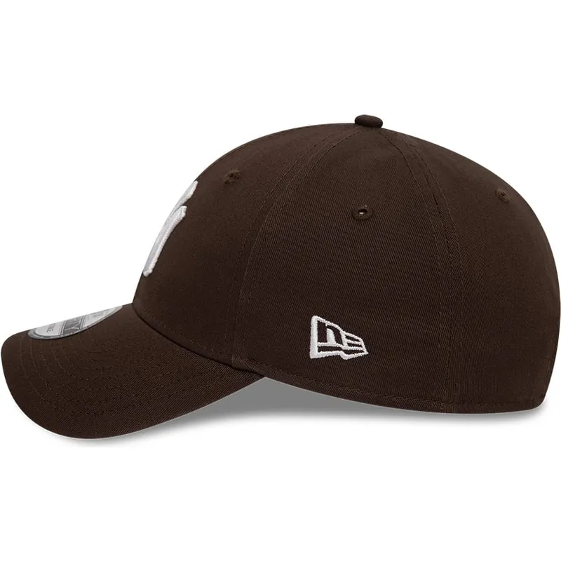 kape-zaobljena-smeda-podesiva-traka-9forty-league-essential-new-york-yankees-mlb-new-era