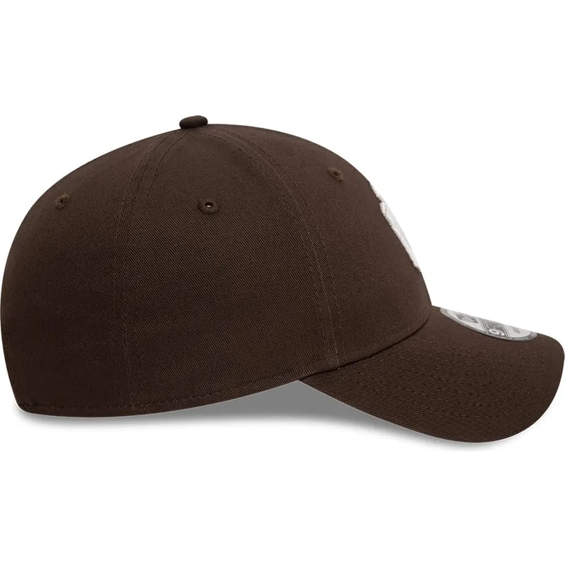 kape-zaobljena-smeda-podesiva-traka-9forty-league-essential-new-york-yankees-mlb-new-era