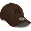 kape-zaobljena-smeda-podesiva-traka-9forty-league-essential-new-york-yankees-mlb-new-era