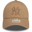 cap-zaobljena-brown-adjustable-strap-claro-claro-9forty-league-essential-new-york-yankees-mlb-new-era