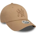 kape-zaobljena-smeda-podesiva-traka-claro-claro-9forty-league-essential-new-york-yankees-mlb-new-era