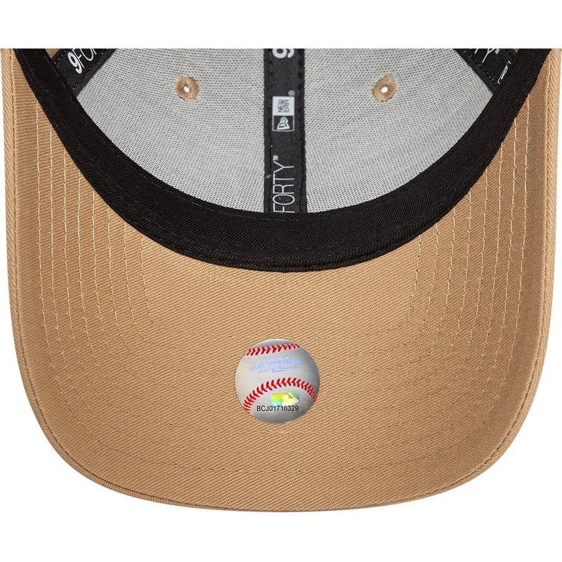 kape-zaobljena-smeda-podesiva-traka-claro-claro-9forty-league-essential-new-york-yankees-mlb-new-era