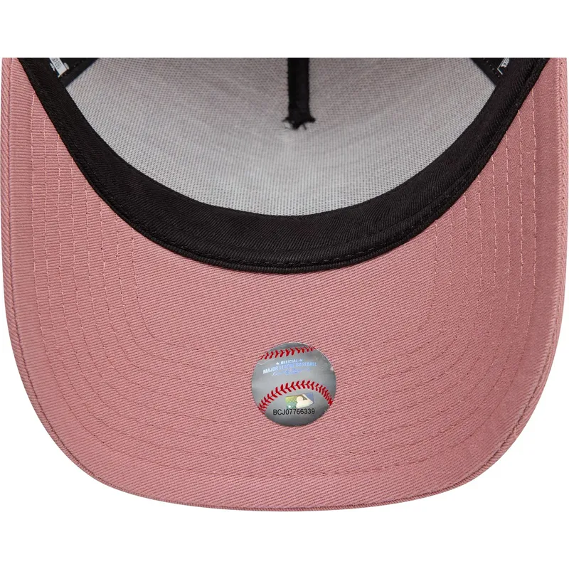 kapa-zaobljena-ruzicasta-snapback-9forty-a-frame-league-essential-new-york-yankees-mlb-new-era