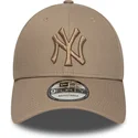 cap-zaobljena-brown-adjustable-strap-claro-9forty-league-essential-new-york-yankees-mlb-new-era
