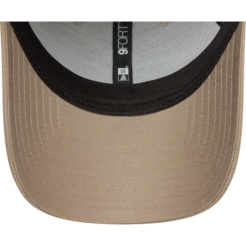 cap-zaobljena-brown-adjustable-strap-claro-9forty-league-essential-new-york-yankees-mlb-new-era