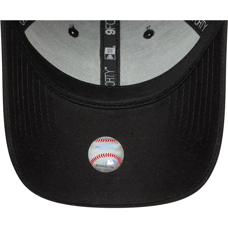 kapa-zaobljena-crna-podesiv-9forty-outline-new-york-yankees-mlb-new-era kapa-zaobljena-crna-podesiv-9forty-outline-new-york-yankees-mlb-new-era