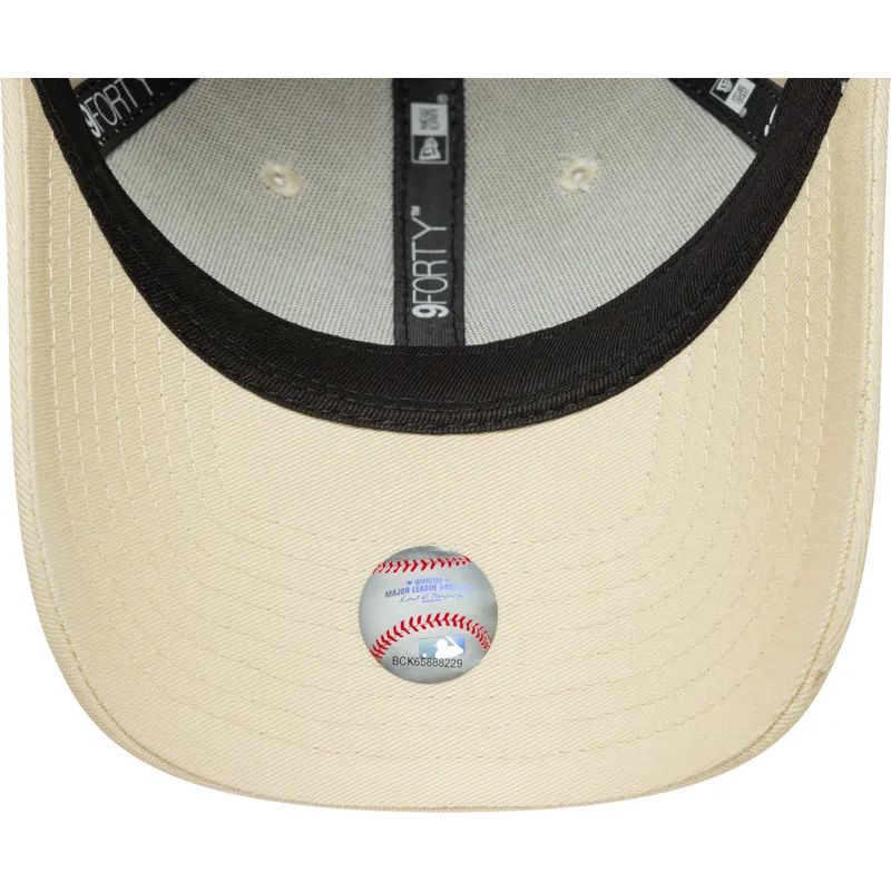 kapa-zaobljena-bez-podesiv-rosa-9forty-league-essential-new-york-yankees-mlb-new-era