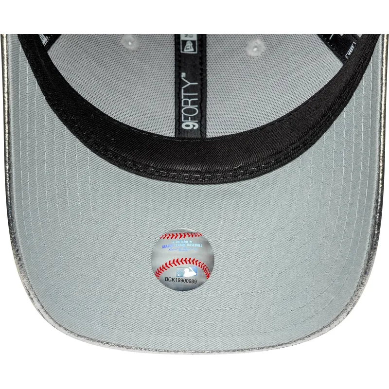 kapa-zaobljena-srebrna-podesiv-plateada-9forty-metallic-new-york-yankees-mlb-new-era