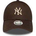 kape-zaobljena-smeda-podesiva-traka-9forty-league-essential-new-york-yankees-mlb-new-era