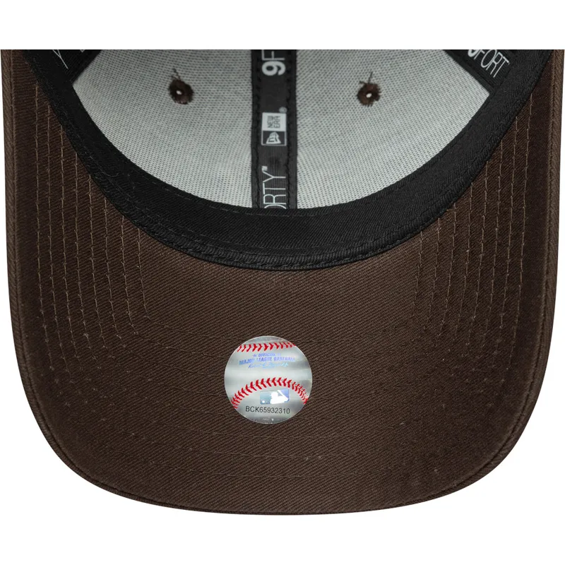 cap-zaobljena-brown-adjustable-strap-9forty-league-essential-new-york-yankees-mlb-new-era