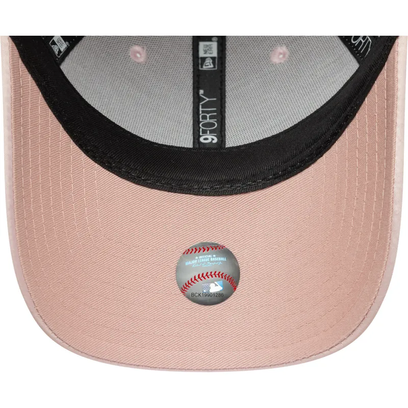 kapa-zaobljena-ruzicasta-podesiv-9forty-satin-bow-back-new-york-yankees-mlb-new-era kapa-zaobljena-ruzicasta-podesiv-9forty-satin-bow-back-new-york-yankees-mlb-new-era