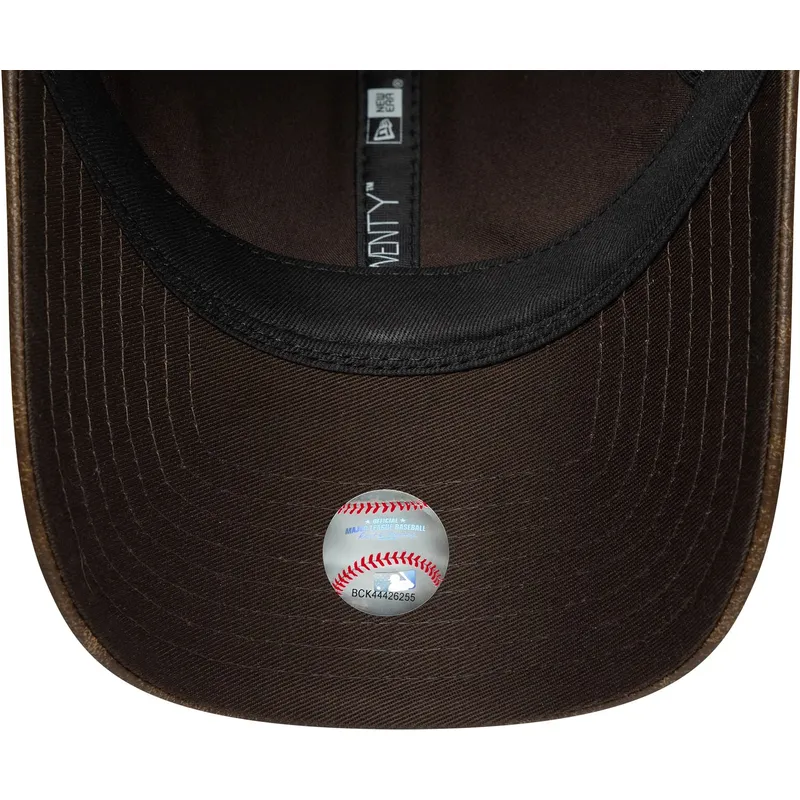 kapa-zaobljena-smeda-podesiv-9twenty-worn-pu-new-york-yankees-mlb-new-era
