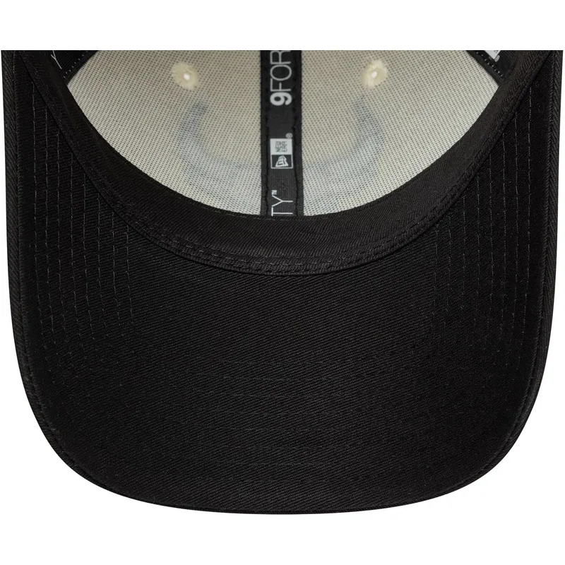 new-era-curved-brim-9forty-colour-block-chicago-bulls-nba-beige-and-black-adjustable-cap