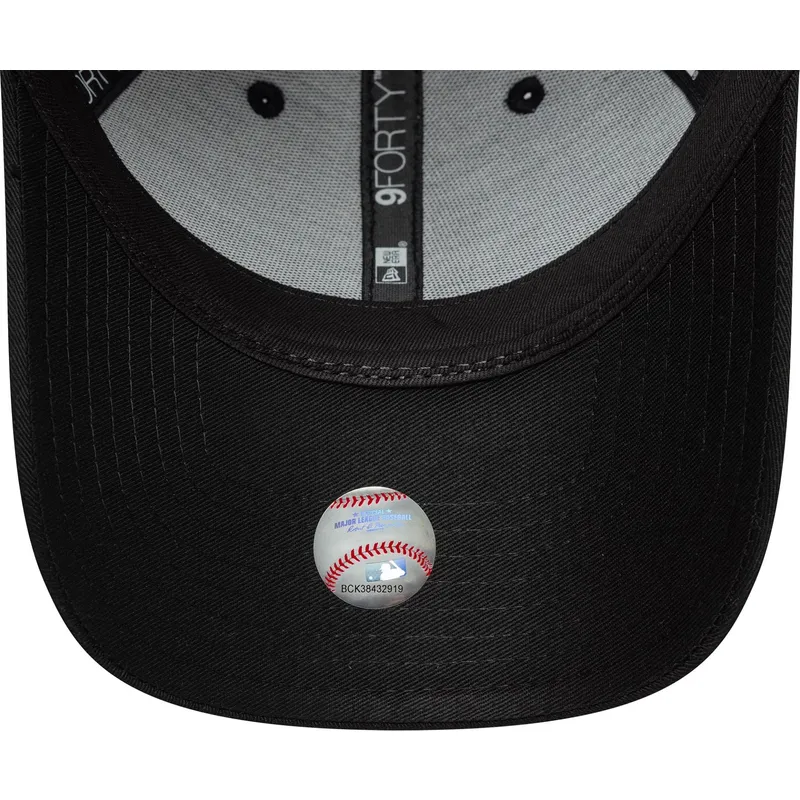 kapa-zaobljena-crna-snapback-9forty-metallic-new-york-yankees-mlb-new-era