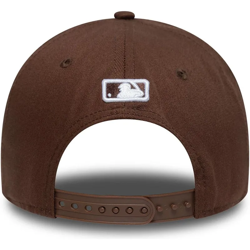 kapa-zaobljena-smeda-snapback-9forty-m-crown-new-york-yankees-mlb-new-era
