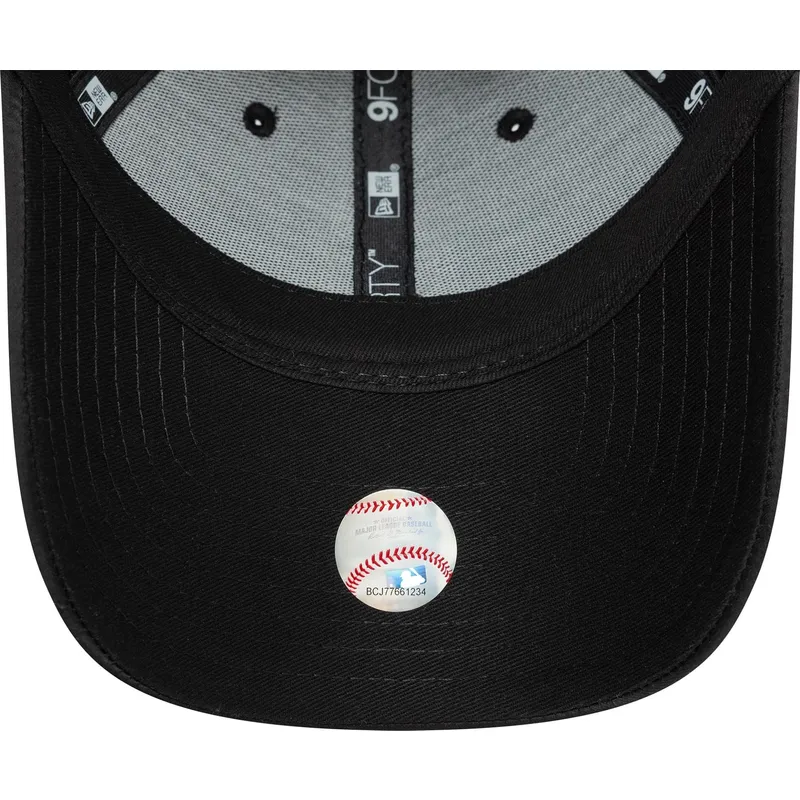 cap-zaobljena-black-snapback-9forty-satin-new-york-yankees-mlb-new-era cap-zaobljena-black-snapback-9forty-satin-new-york-yankees-mlb-new-era