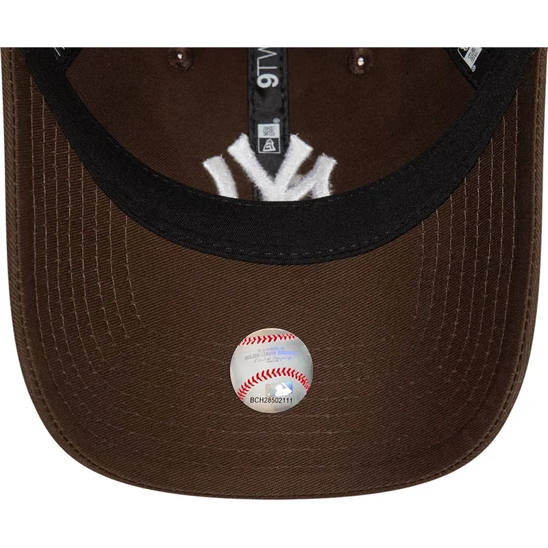 kapa-zaobljena-smeda-podesiv-9twenty-league-essential-new-york-yankees-mlb-new-era kapa-zaobljena-smeda-podesiv-9twenty-league-essential-new-york-yankees-mlb-new-era
