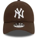 kapa-zaobljena-smeda-podesiv-9twenty-league-essential-new-york-yankees-mlb-new-era