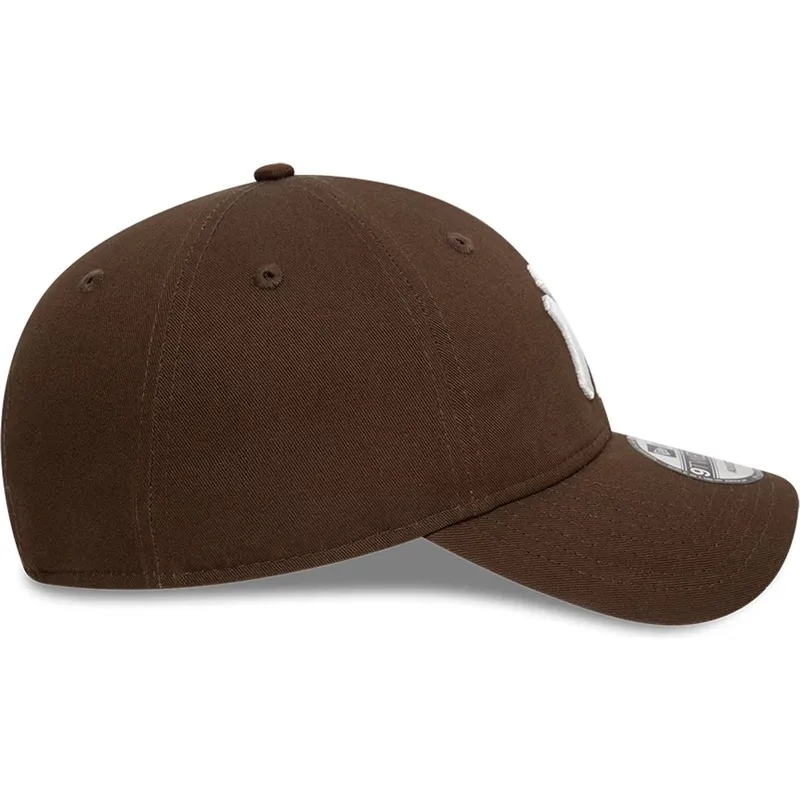 kapa-zaobljena-smeda-podesiv-9twenty-league-essential-new-york-yankees-mlb-new-era kapa-zaobljena-smeda-podesiv-9twenty-league-essential-new-york-yankees-mlb-new-era