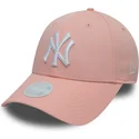 kapa-zaobljena-ruzicasta-podesiv-9forty-league-essential-new-york-yankees-mlb-new-era
