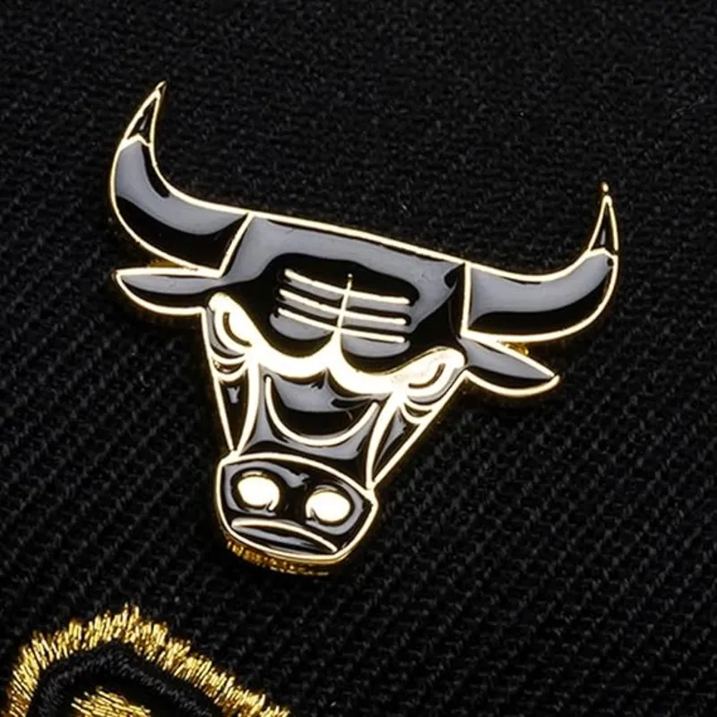 cap-zaobljena-black-snapback-pinned-gold-pro-chicago-bulls-nba-mitchell-ness