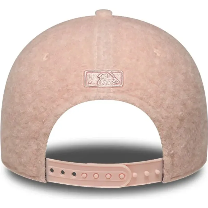 kapa-zaobljena-ruzicasta-snapback-rosa-9forty-m-crown-winter-borg-new-york-yankees-mlb-new-era