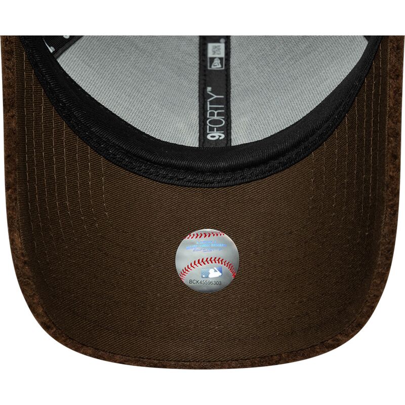 kapa-zaobljena-smeda-snapback-9forty-winter-borg-new-york-yankees-mlb-new-era kapa-zaobljena-smeda-snapback-9forty-winter-borg-new-york-yankees-mlb-new-era