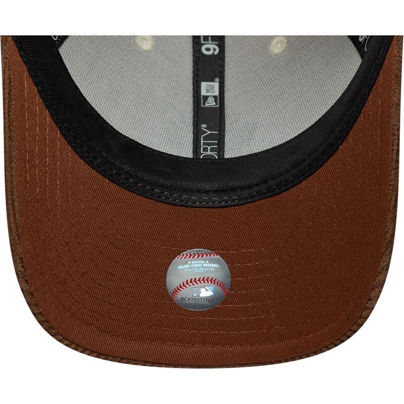 kapa-zaobljena-smeda-podesiv-9forty-m-crown-cord-new-york-yankees-mlb-new-era