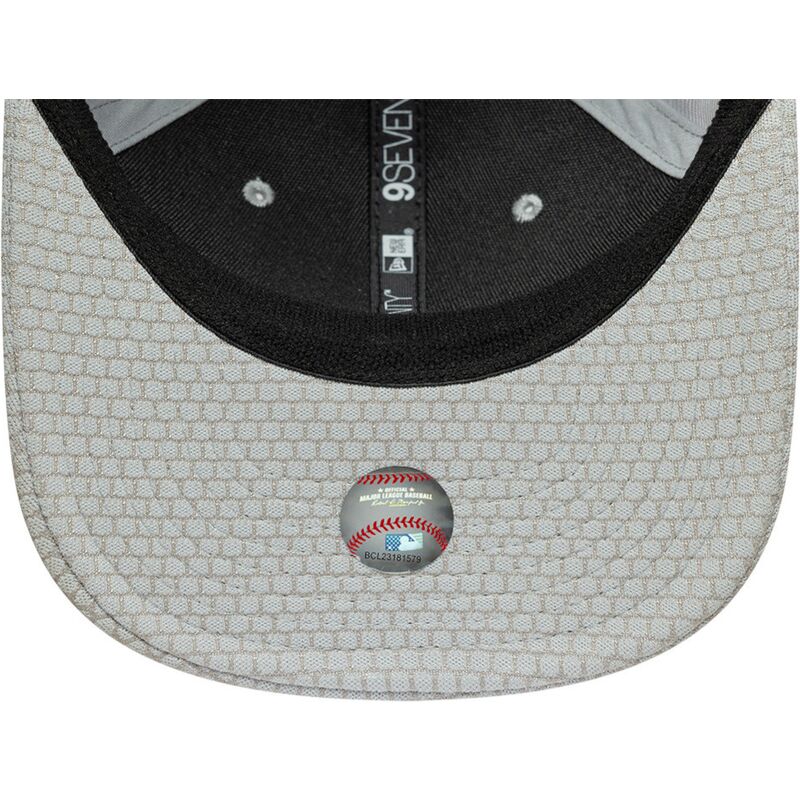 kapa-zaobljena-siva-snapback-9seventy-stretch-snap-mesh-flawless-new-york-yankees-mlb-new-era kapa-zaobljena-siva-snapback-9seventy-stretch-snap-mesh-flawless-new-york-yankees-mlb-new-era