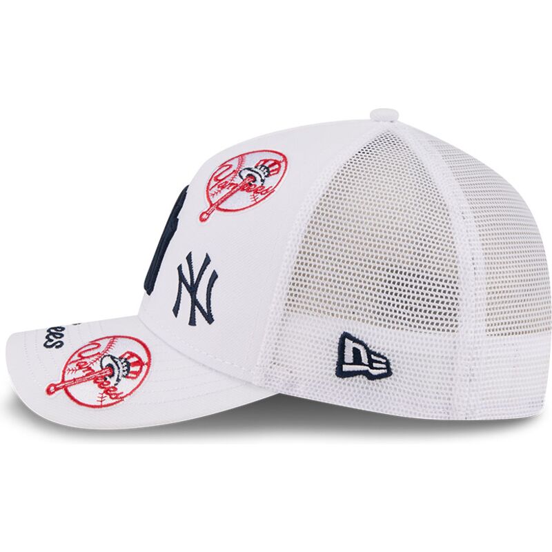 kapa-zaobljena-bijela-snapback-9forty-m-crown-a-frame-all-over-new-york-yankees-mlb-new-era