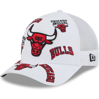 Kapa zaobljena bijela snapback 9FORTY M-Crown A Frame All Over Chicago Bulls NBA New Era