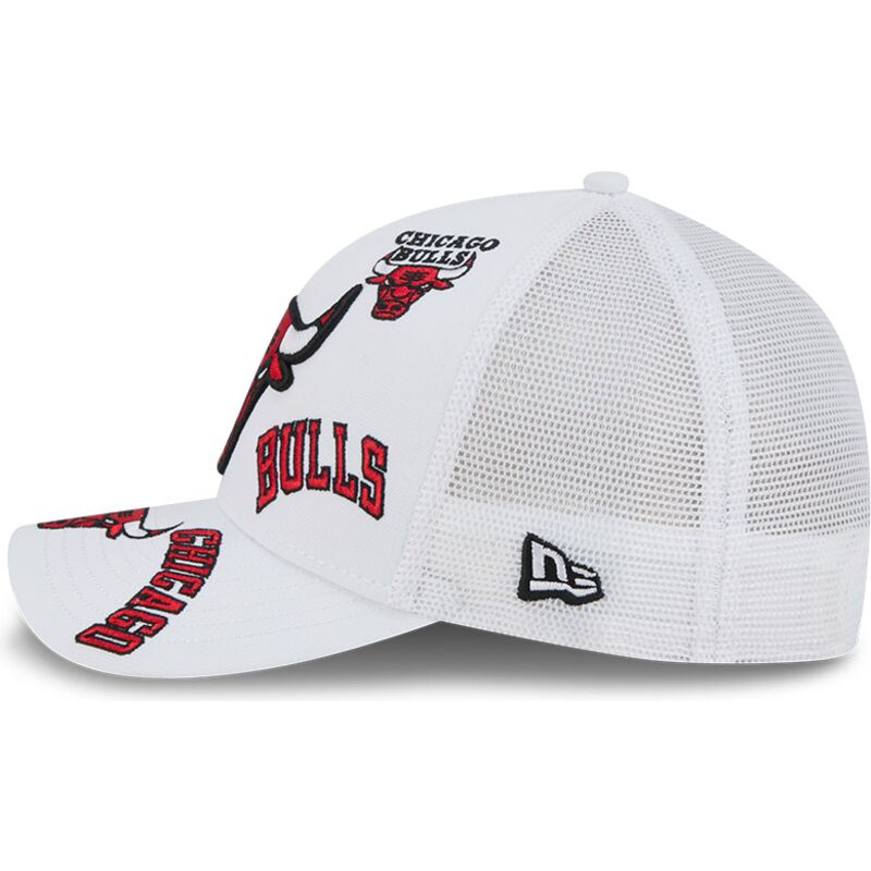 kapa-zaobljena-bijela-snapback-9forty-m-crown-a-frame-all-over-chicago-bulls-nba-new-era