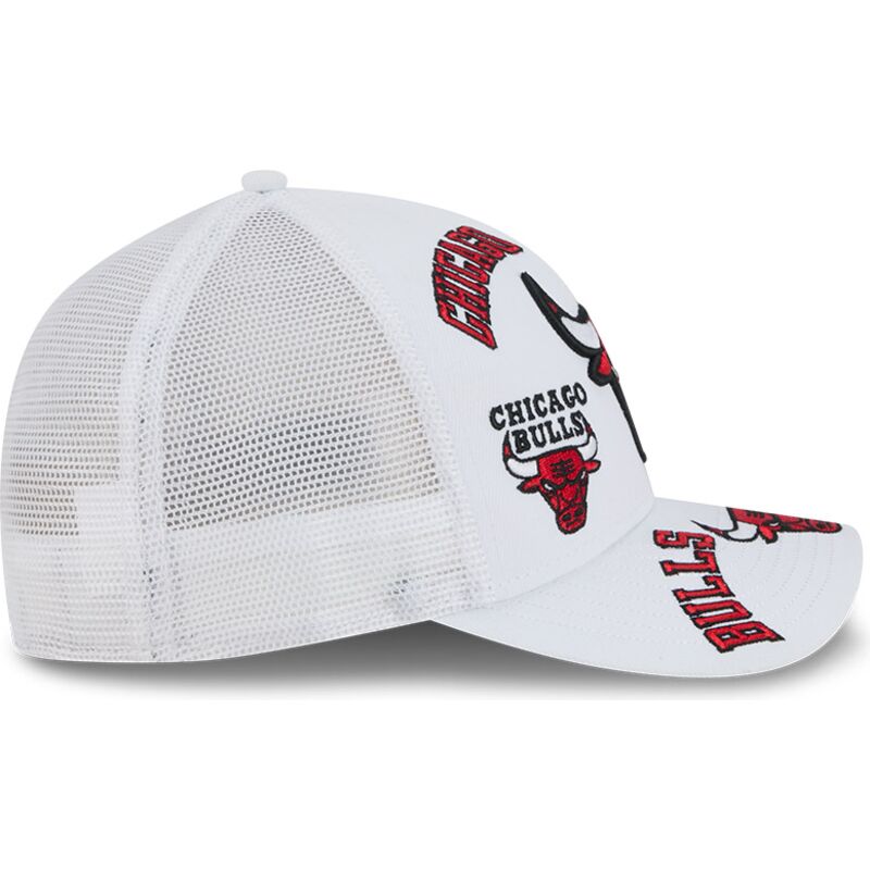 kapa-zaobljena-bijela-snapback-9forty-m-crown-a-frame-all-over-chicago-bulls-nba-new-era