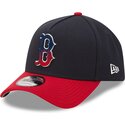 kapa-zaobljena-mornarsko-plava-snapback-9forty-a-frame-na-lifestyle-f1-boston-red-sox-mlb-new-era