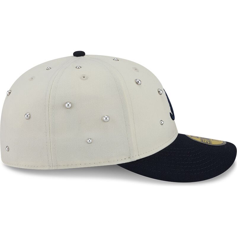 kapa-zaobljena-bez-prilagodena-59fifty-beads-na-lifestyle-f1-atlanta-braves-mlb-new-era kapa-zaobljena-bez-prilagodena-59fifty-beads-na-lifestyle-f1-atlanta-braves-mlb-new-era