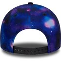 kapa-zaobljena-visebojno-snapback-za-djecu-9forty-all-over-print-space-new-york-yankees-mlb-new-era