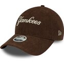 kapa-zaobljena-smeda-podesiv-9twenty-cord-script-new-york-yankees-mlb-new-era